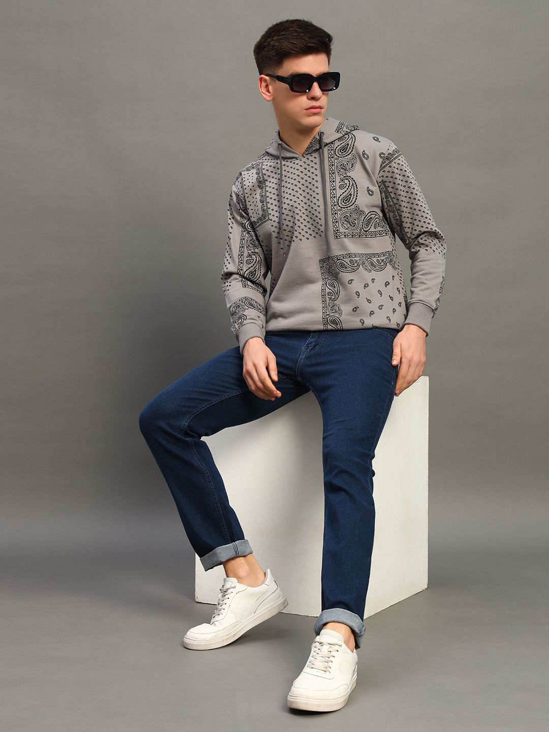 

THE CASUALS Men Printed Hooded Sweatshirt, Grey