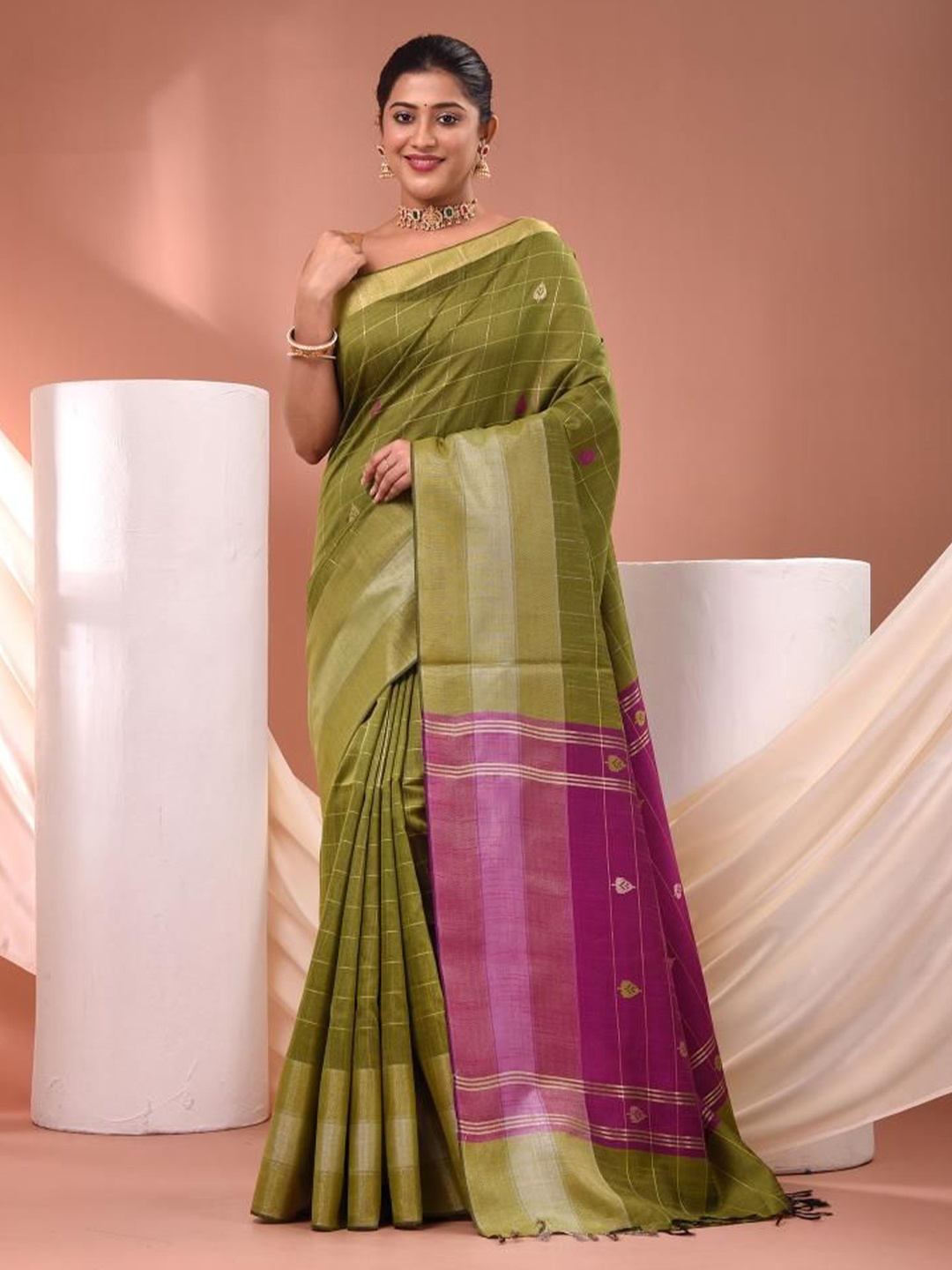 

VIBHAVARI Checked Zari Saree, Green