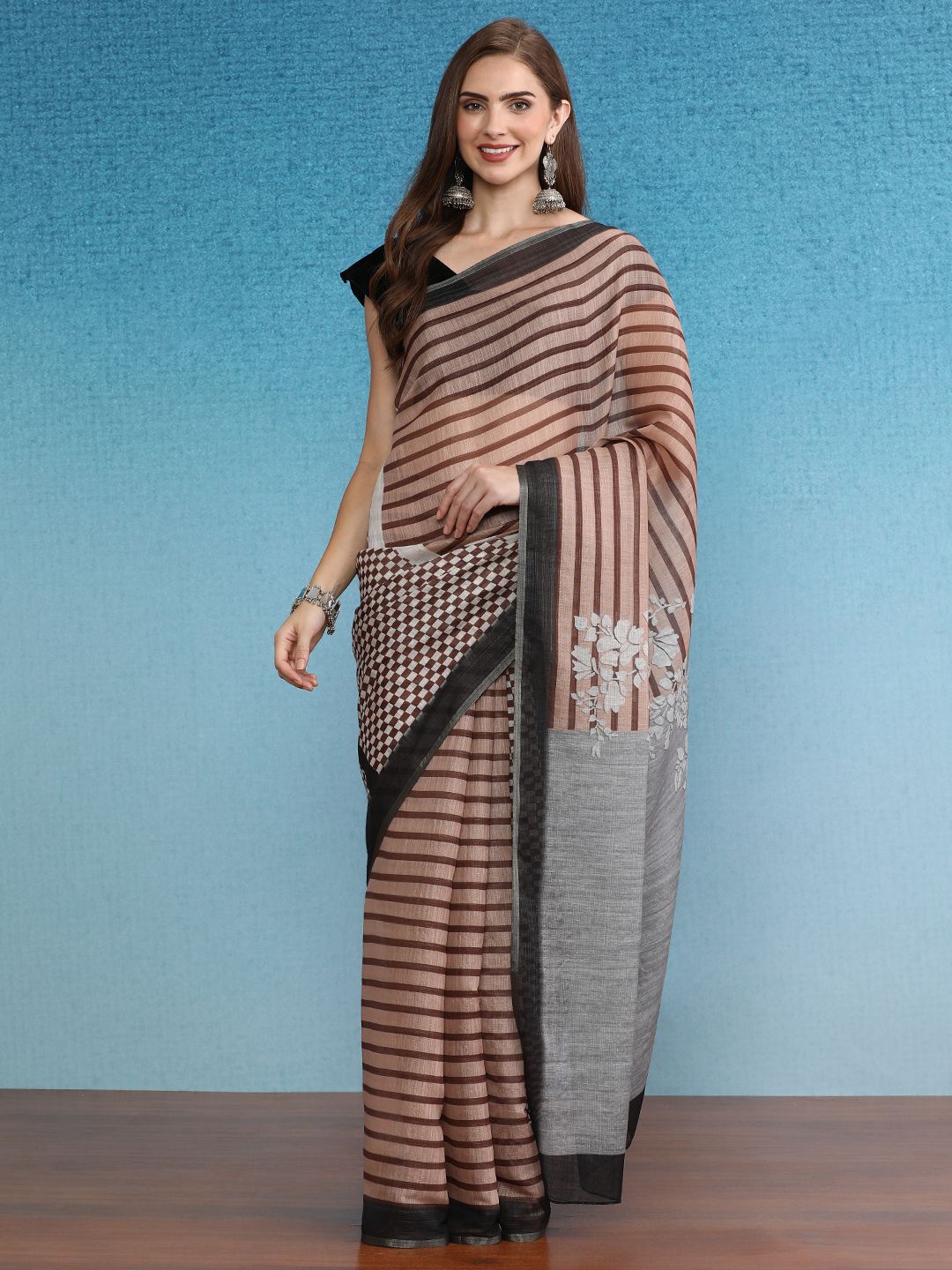 

DIVASTRI Striped Dabu Saree with blouse piece, Brown