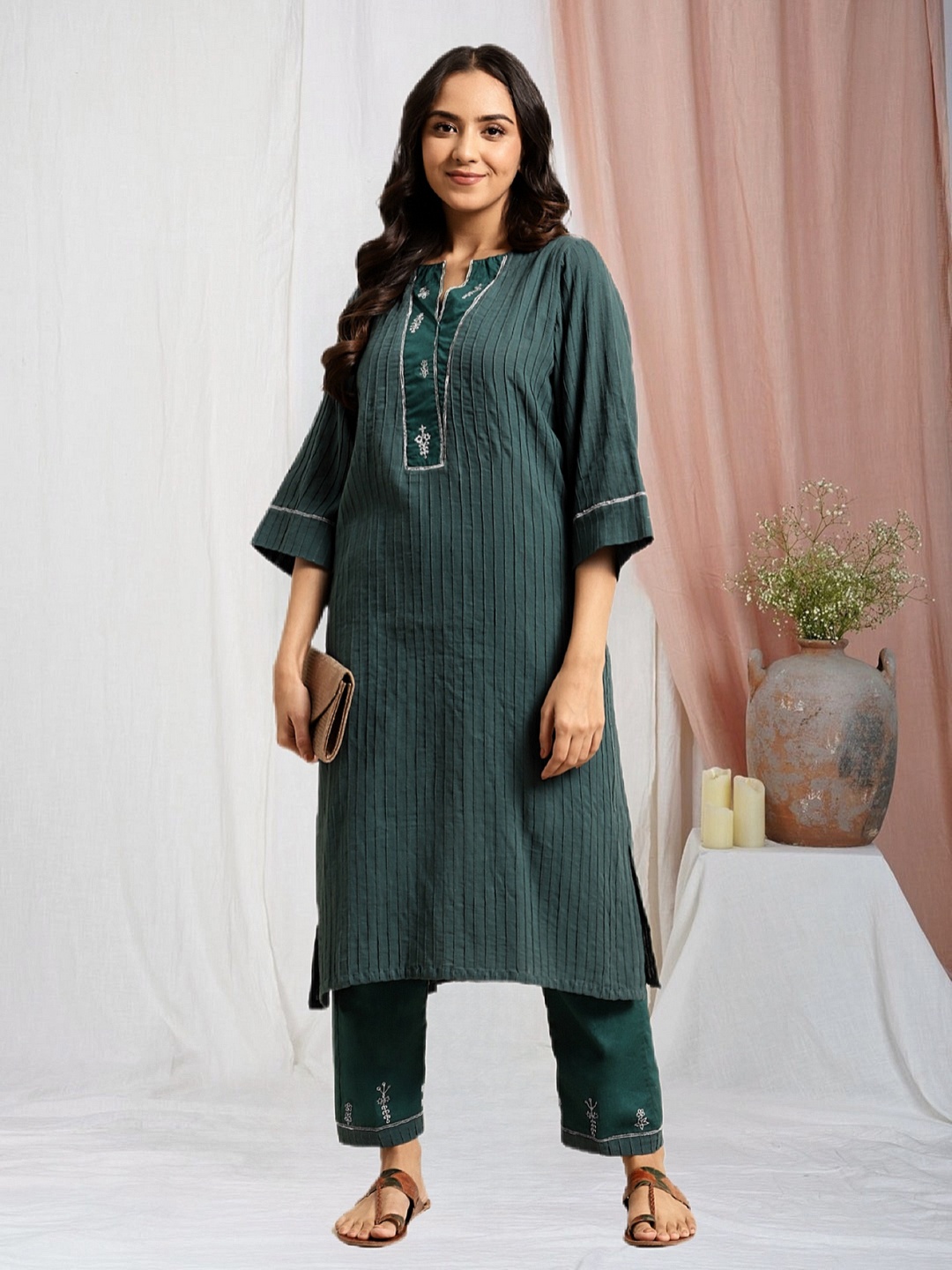 

zuri Floral Embroidered Pure Cotton Notch-Neck Straight Kurta With Trousers, Green
