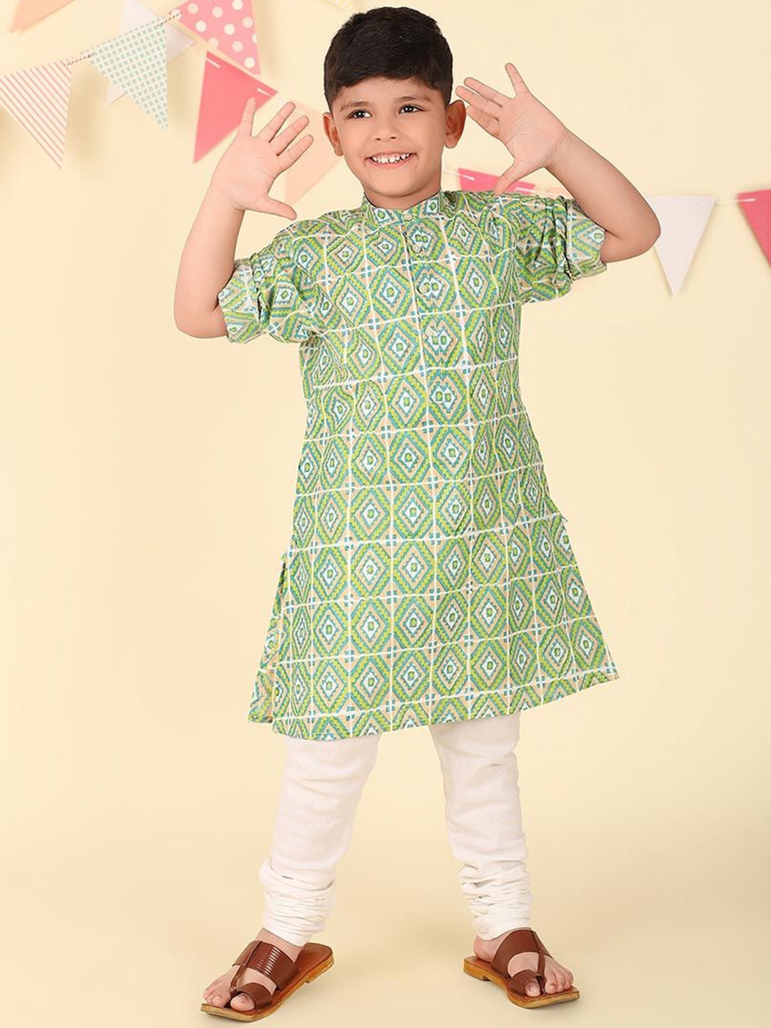 

Fabindia Boys Geometric Printed Cold-Shoulder Sleeves Thread Work Kurta, Green