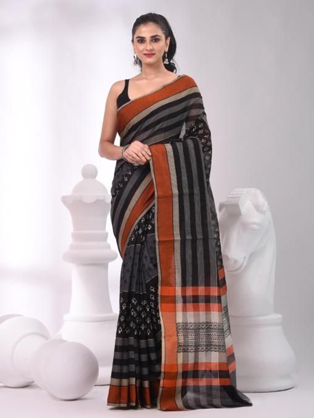 

VIBHAVARI Striped Saree, Black