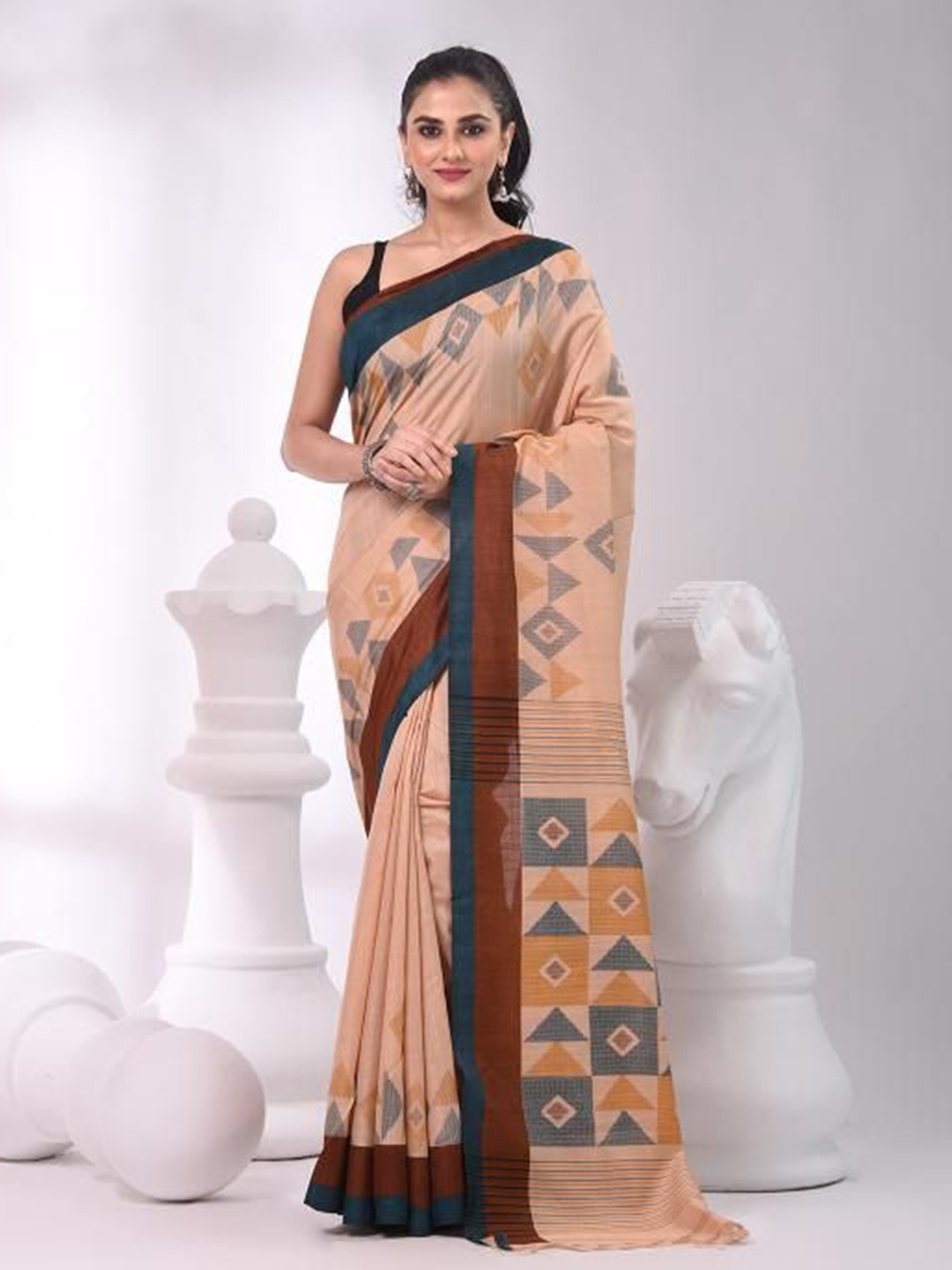 

VIBHAVARI Geometric print Silk Blend Saree, Peach