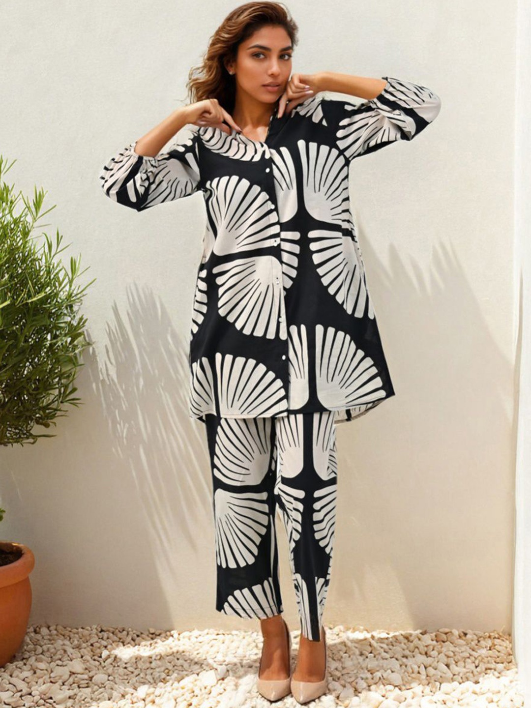 

Dora Dori Floral Printed Mandarin Collar Tunic With Trousers, Black