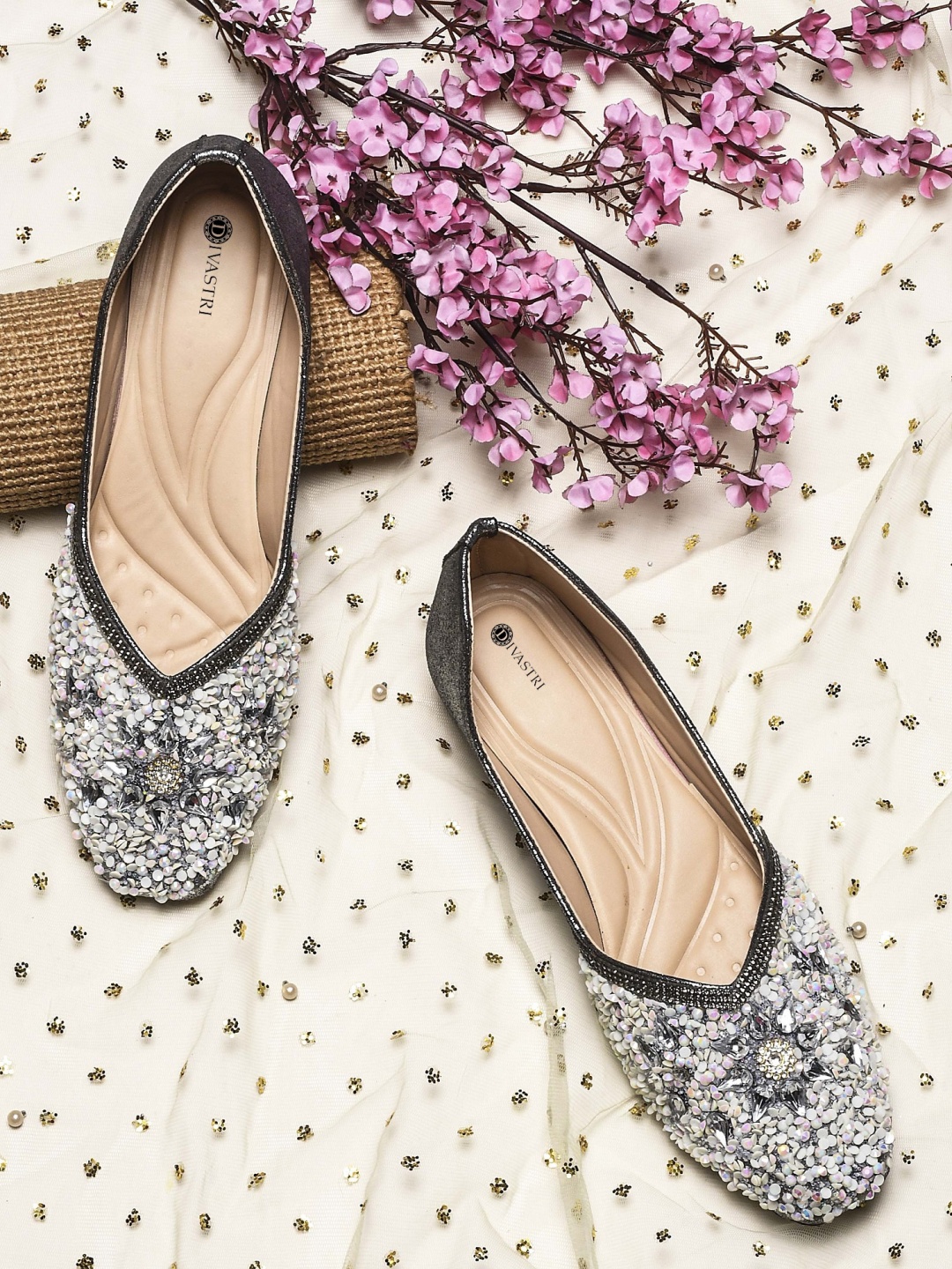 

DIVASTRI Women Embellished Ethnic Open Toe Flats, Grey