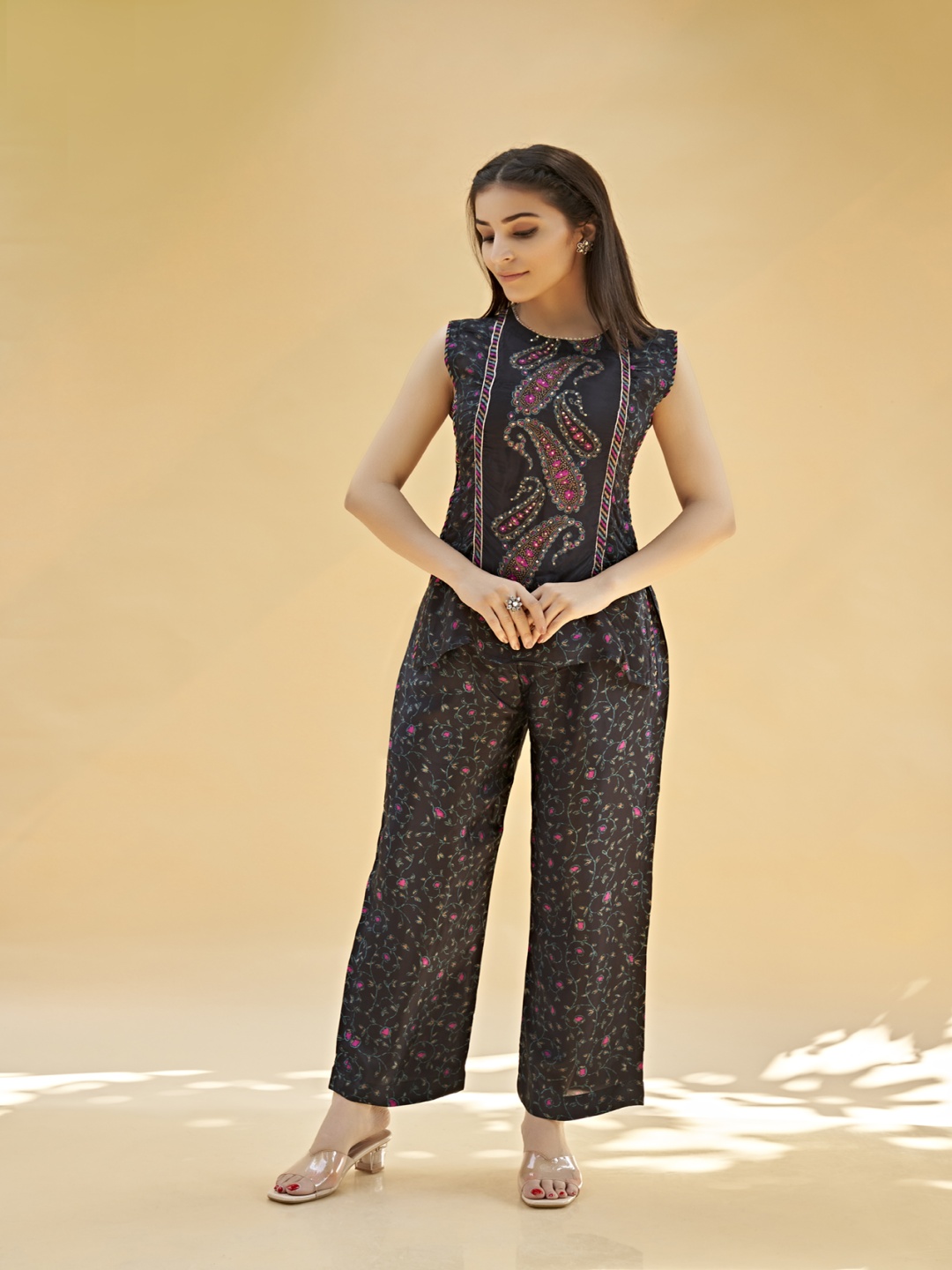 

SUKRUTI DESIGN Paisley Printed Sleeveless Pure Silk Tunic With Trousers, Black