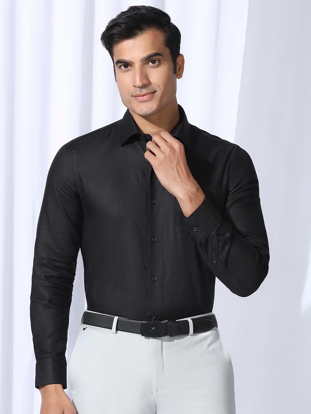 

Blackberrys Men India Slim Fit Spread Collar Solid Cotton Formal Shirt, Black