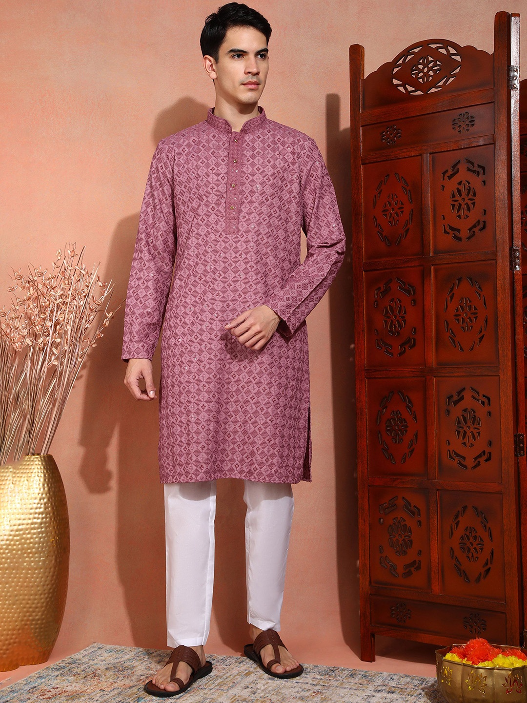 

SWAGG INDIA Men Ethnic Motifs Embroidered Chikankari Kurta, Mauve