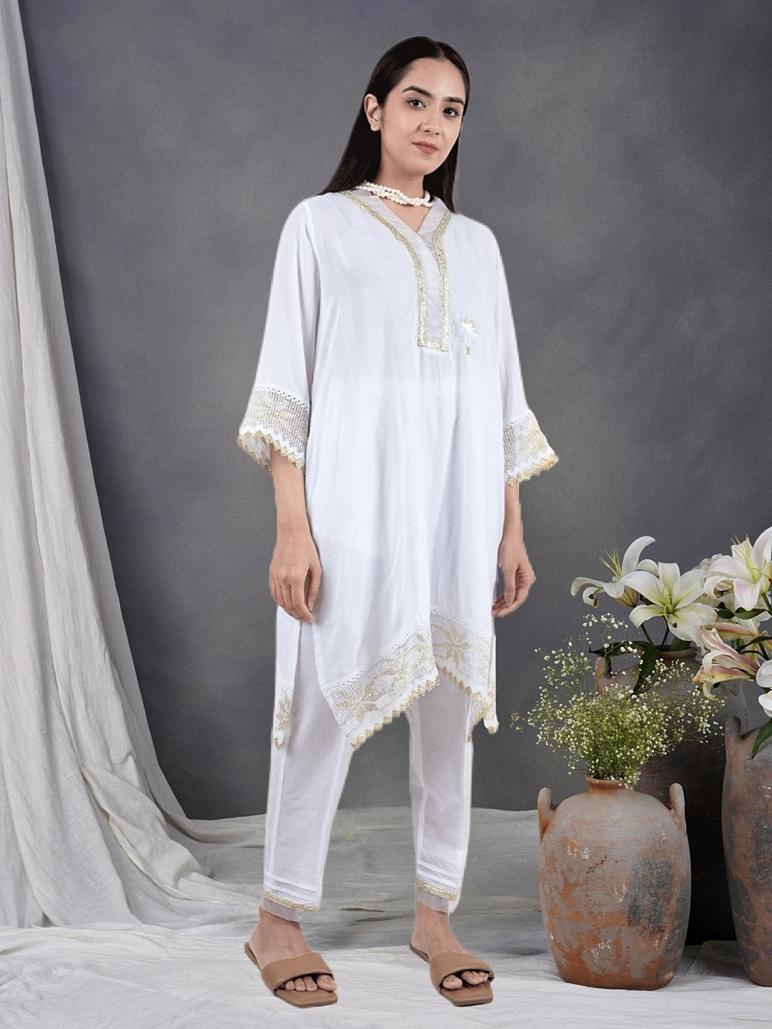 

zuri Floral Embroidered Pure Cotton Round-Neck Straight Kurta With Trousers, White