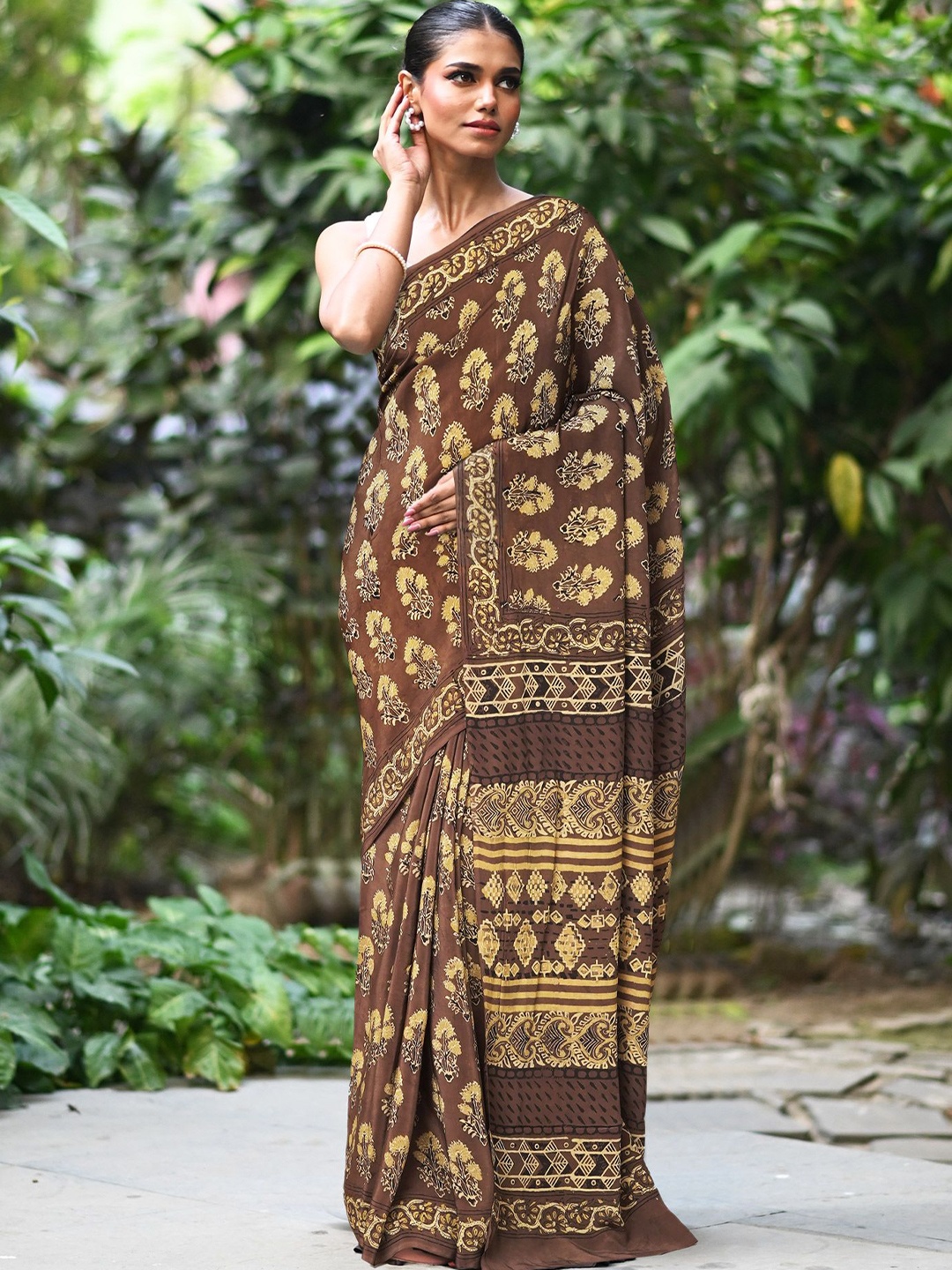 

Unnati Silks Floral Art Silk Handloom Block Print Saree, Brown