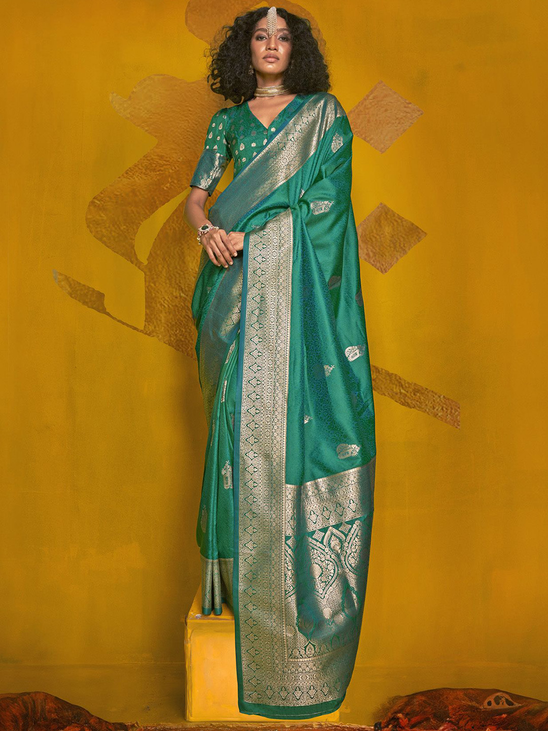 

elora Woven Design Zari Silk Blend Banarasi Saree, Green