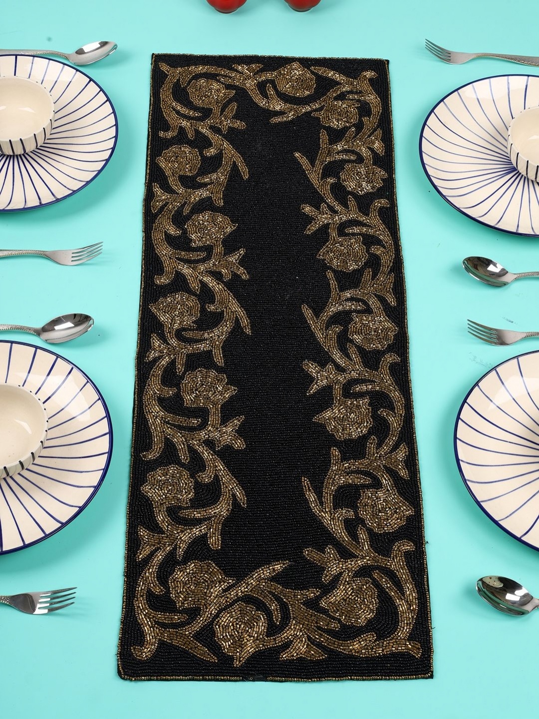 

YWULY Black Textured Glass Beaded Table Runner