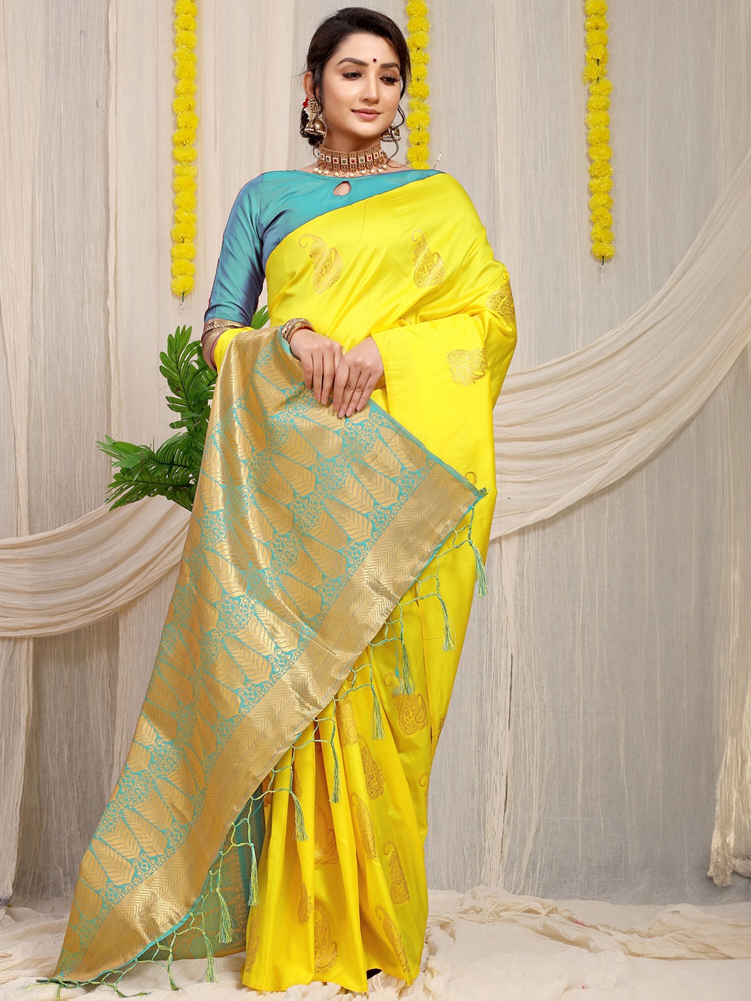 

amirat Woven Design Zari Pure Silk Banarasi Saree, Yellow