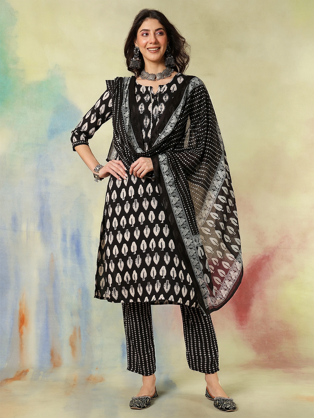 

Sangria Printed Kurta With Trouser & Dupatta, Black