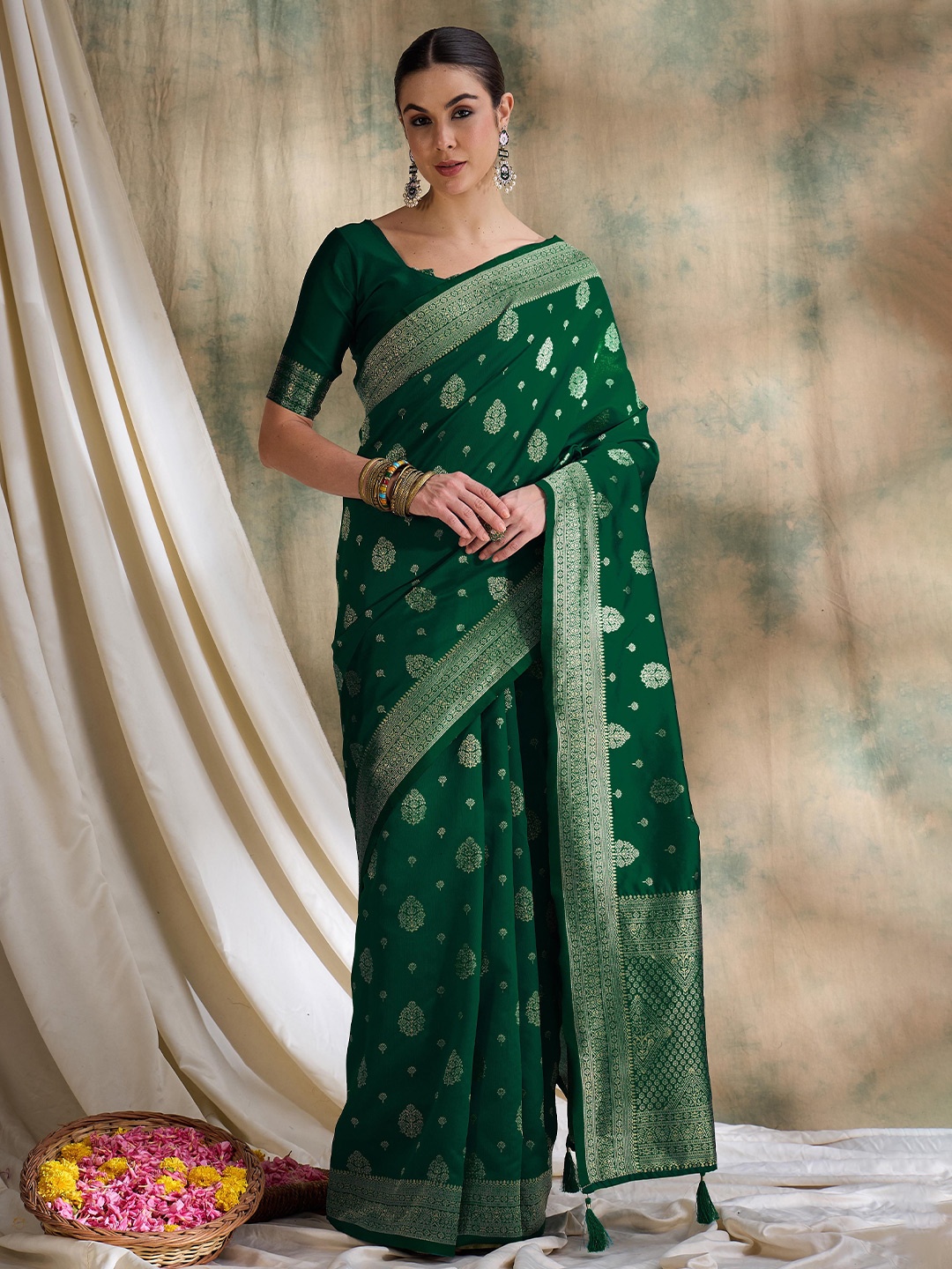

DEVATITHI Ethnic Motifs Woven Design Zari Banarasi Saree, Green