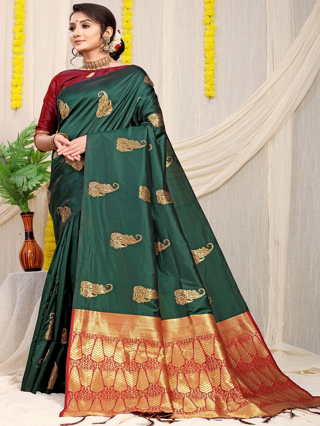 

amirat Woven Design Zari Pure Silk Banarasi Saree, Green