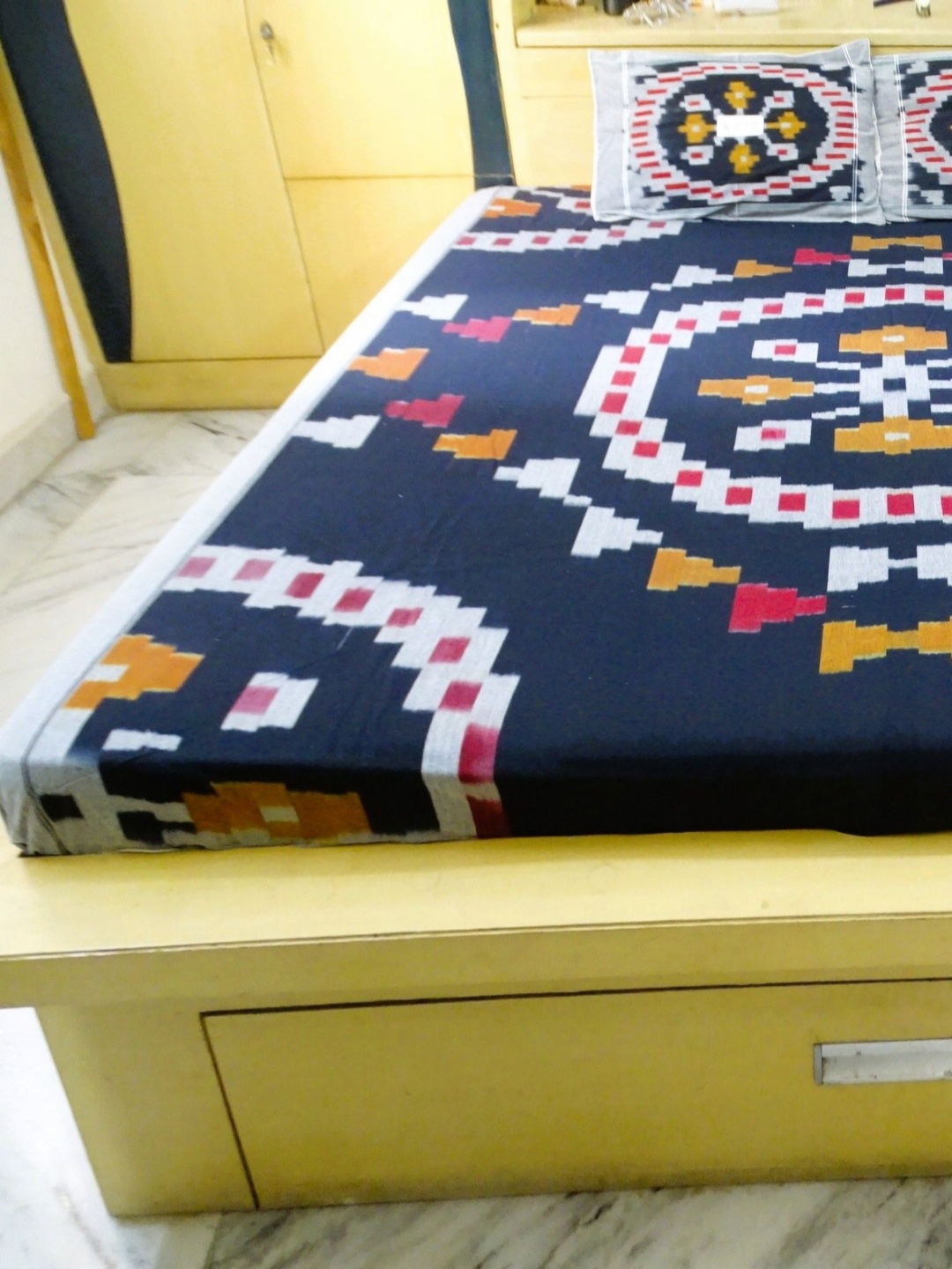

SR HANDLOOMS AND TEXTILES Black Geometric Pure Cotton Queen Bedsheet With 2 Pillow Covers