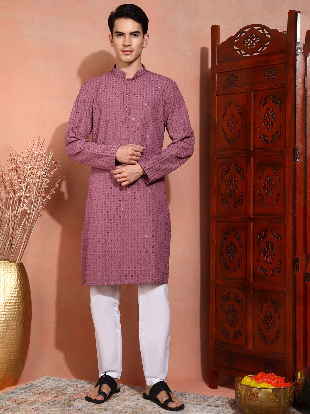 

SWAGG INDIA Men Ethnic Motifs Embroidered Chikankari Kurta, Mauve