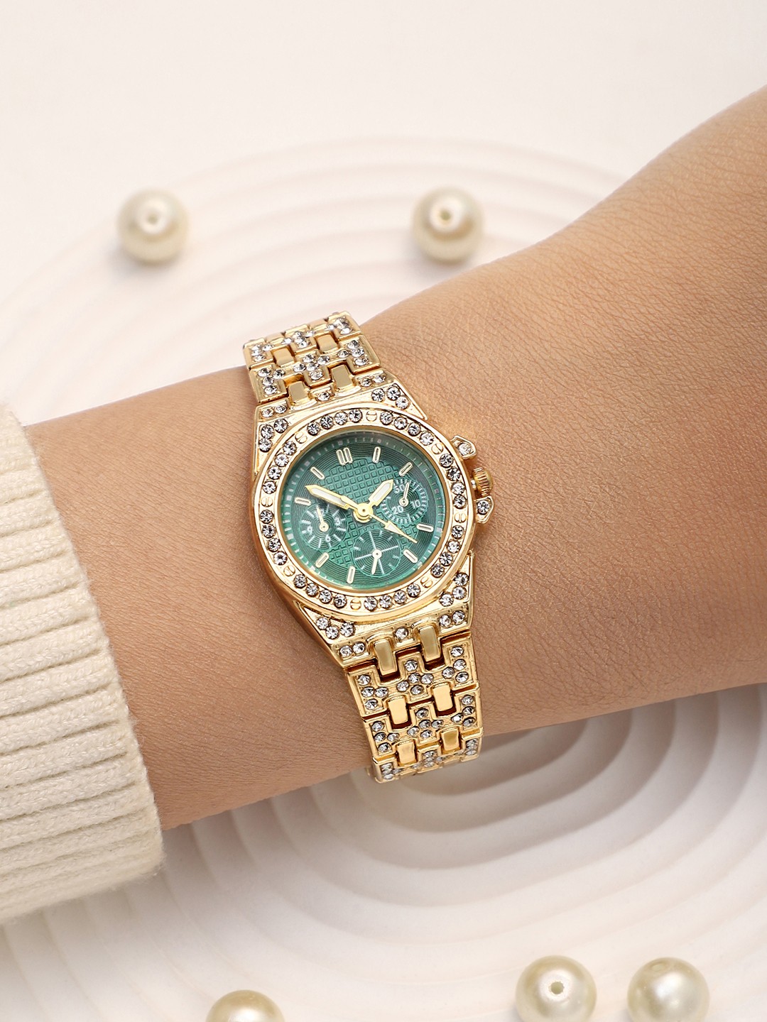 

HAUTE SAUCE by Campus Sutra Women Embellished Dial & Stainless Steel Bracelet Style Straps Analogue Watch, Gold