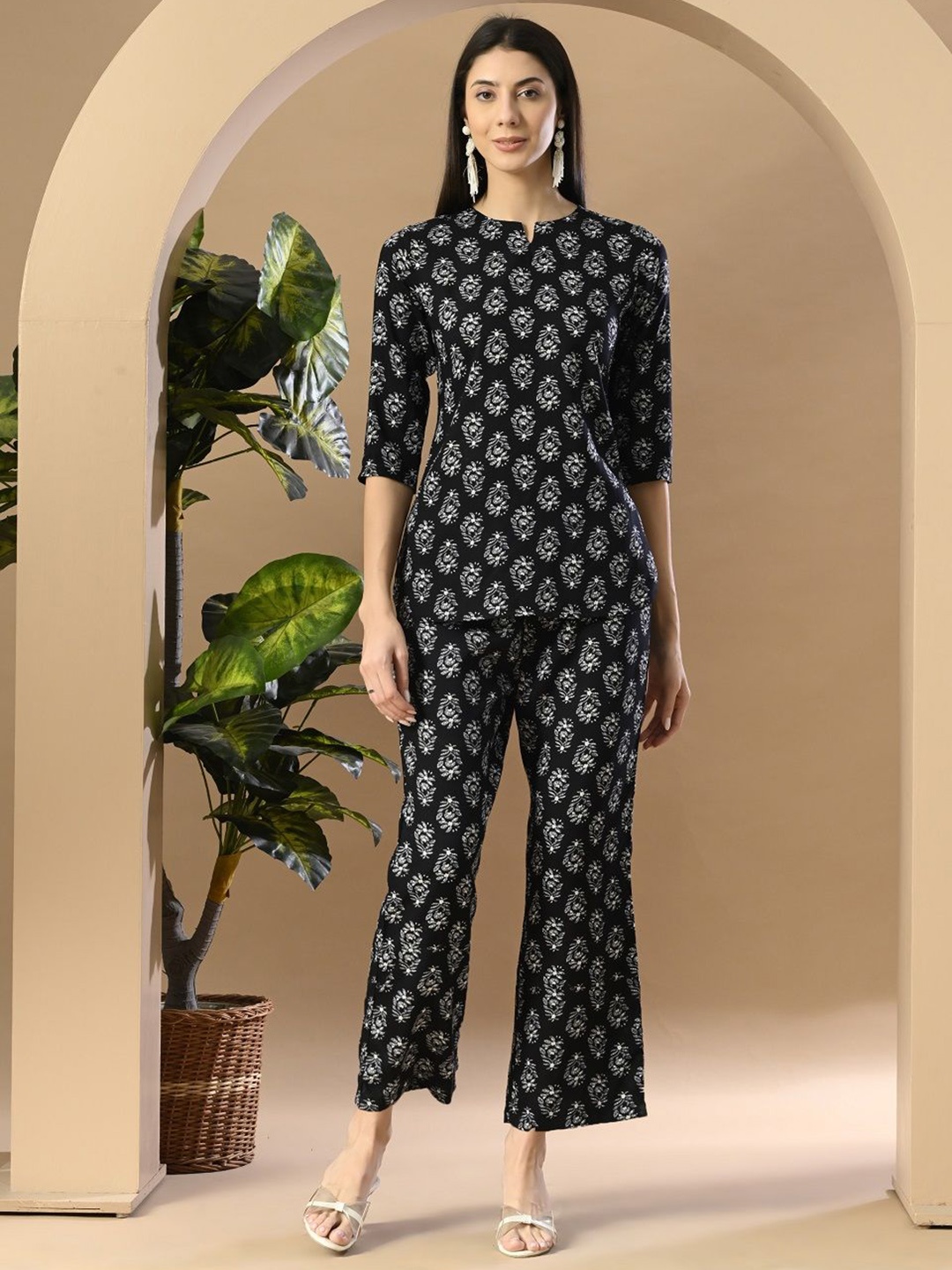 

LYCHNIS Floral Printed Notch Neck Top with Trousers, Black