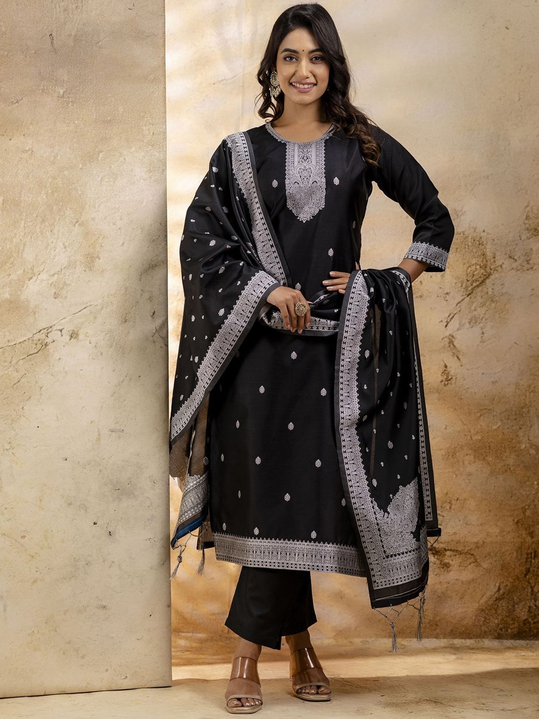 

VredeVogel Floral Printed Cotton Blend Straight Kurta With Trousers And Dupatta, Black