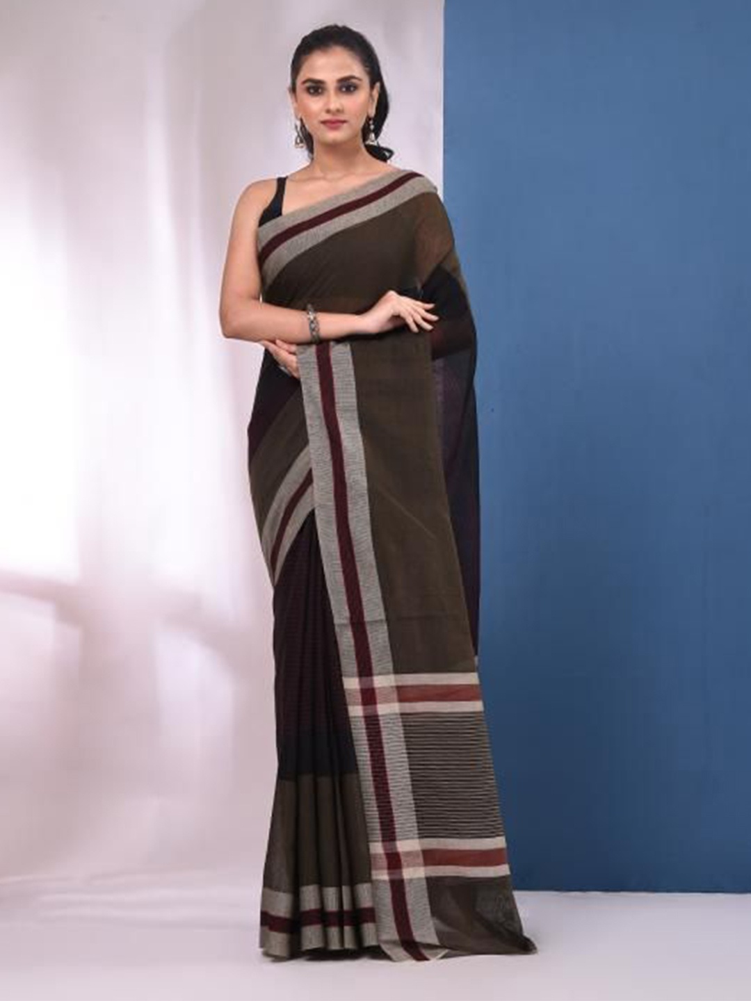 

VIBHAVARI Solid Saree, Olive