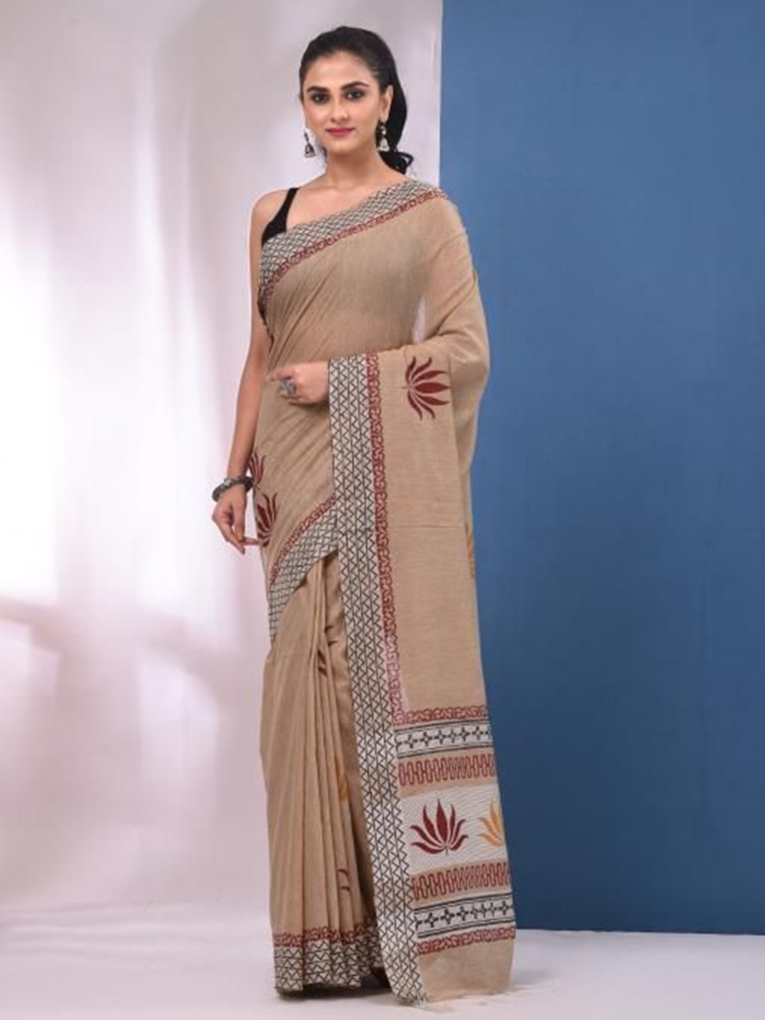 

VIBHAVARI Ethnic Motifs Silk Blend Saree, Beige
