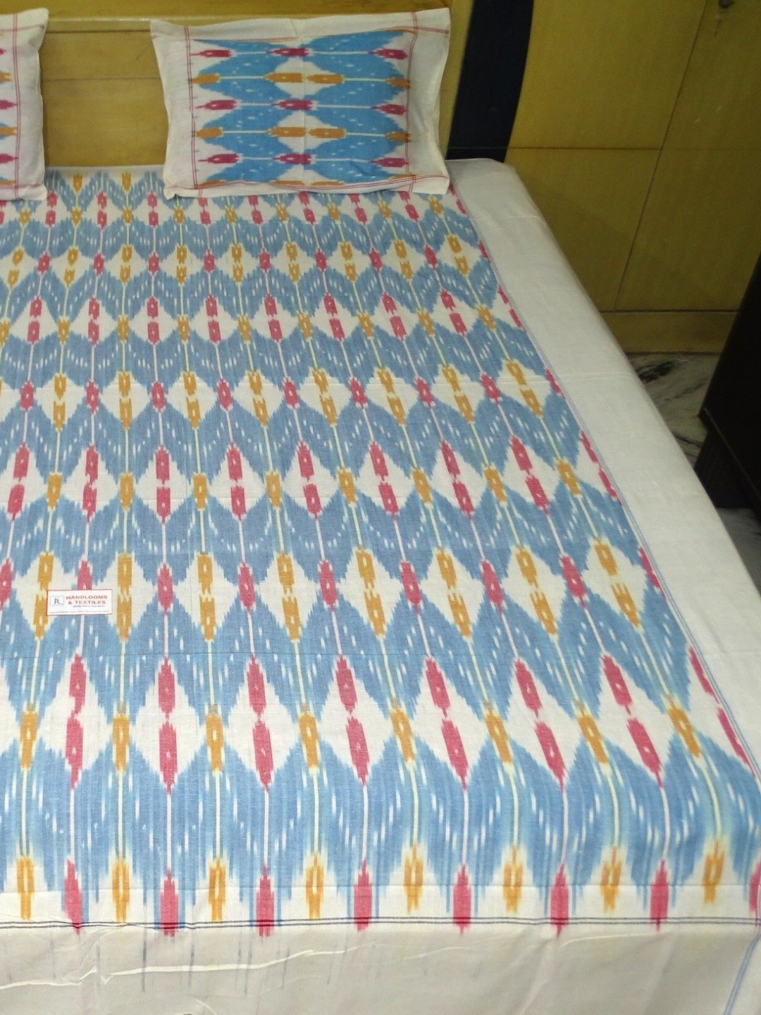 

SR HANDLOOMS AND TEXTILES Blue & White Printed Pure Cotton 250 TC Queen Bedsheet Set