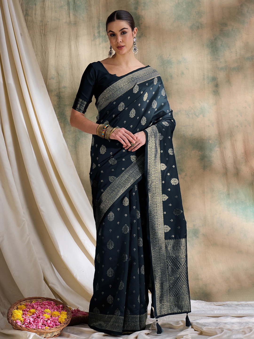 

DEVATITHI Black Banarasi Silk Saree
