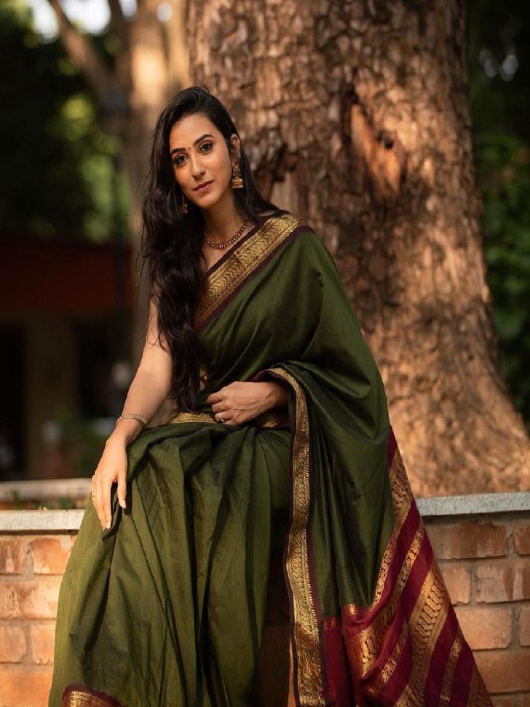 

Flosive Zari Art Silk Banarasi Saree, Green
