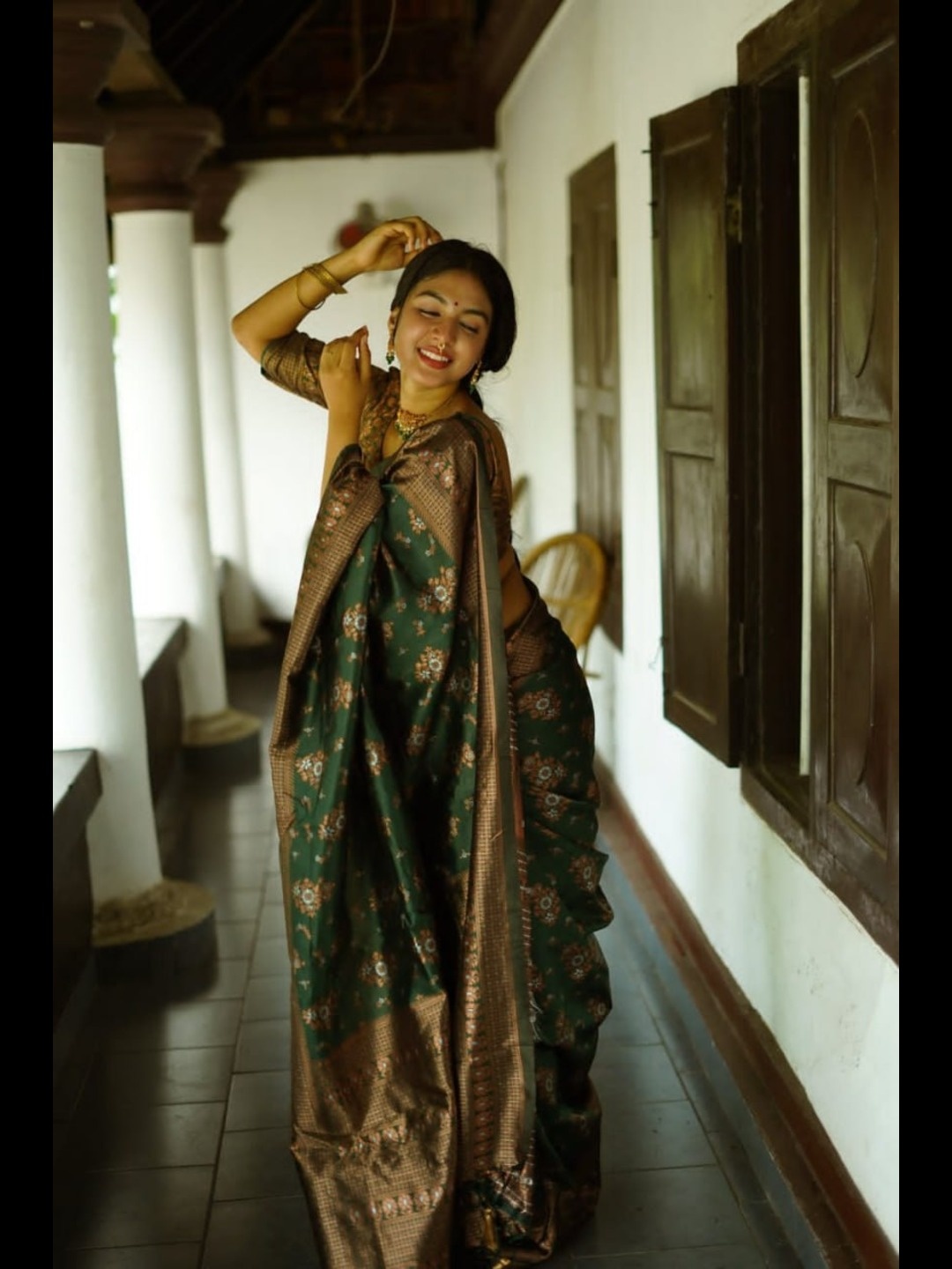 

Flosive Woven Design Zari Art Silk Banarasi Saree, Green