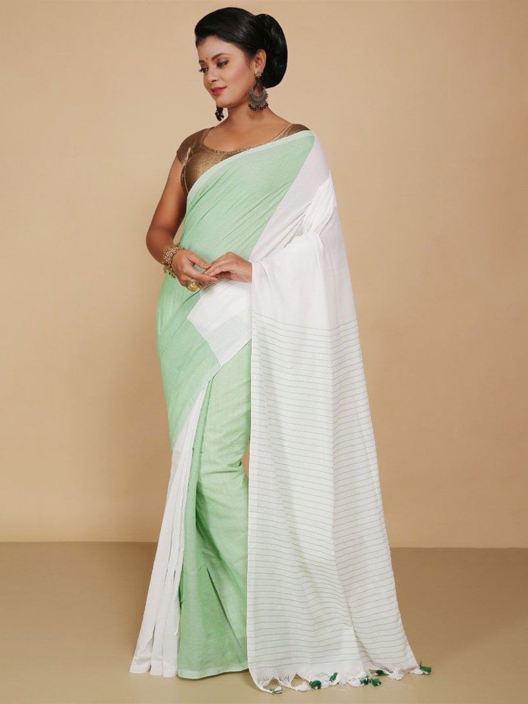 

BENGAL HANDLOOM Colourblocked Pure Cotton Taant Saree, White