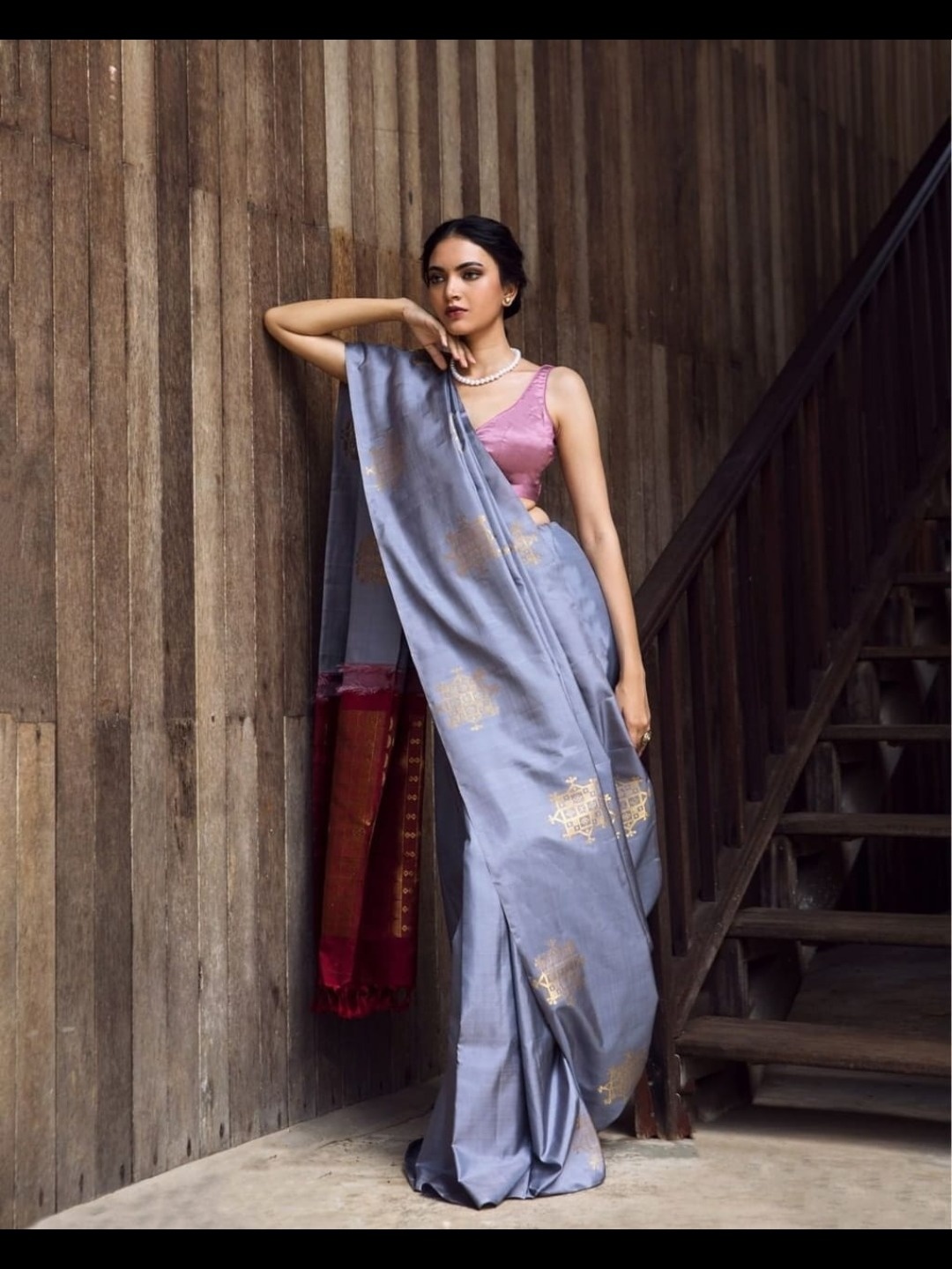 

Flosive Woven Design Zari Art Silk Banarasi Saree, Grey