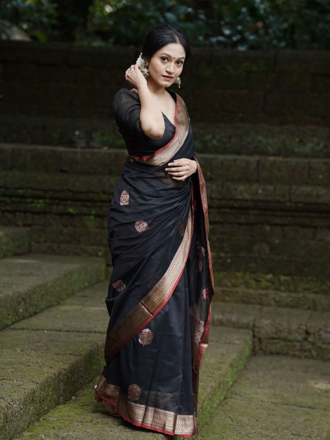 

revika Woven Design Zari Pure Silk Kanjeevaram Saree, Black