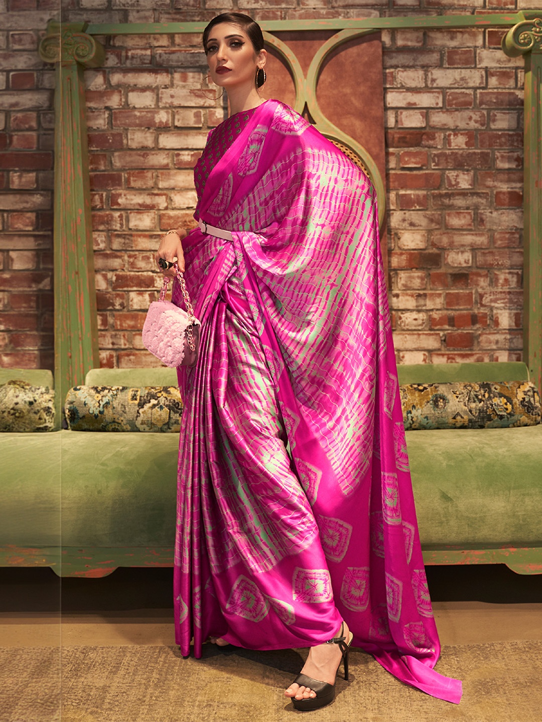 

Ishin Satin Saree, Magenta