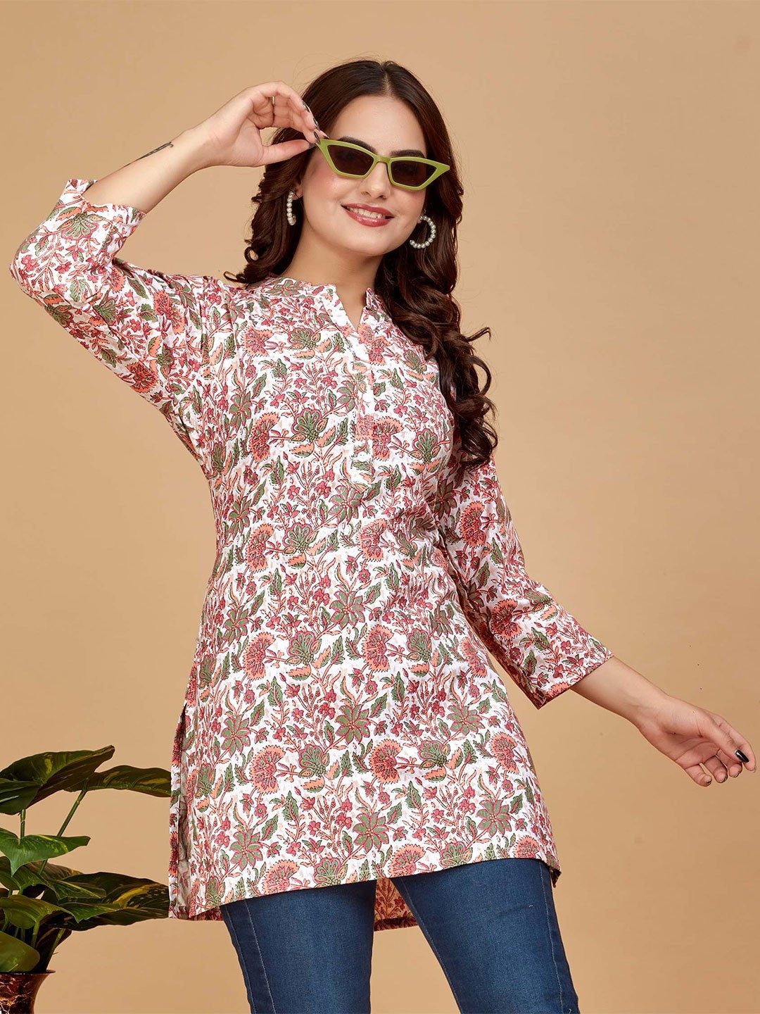 

Kalavrund Creation Floral Printed Pure Cotton Kurti, White