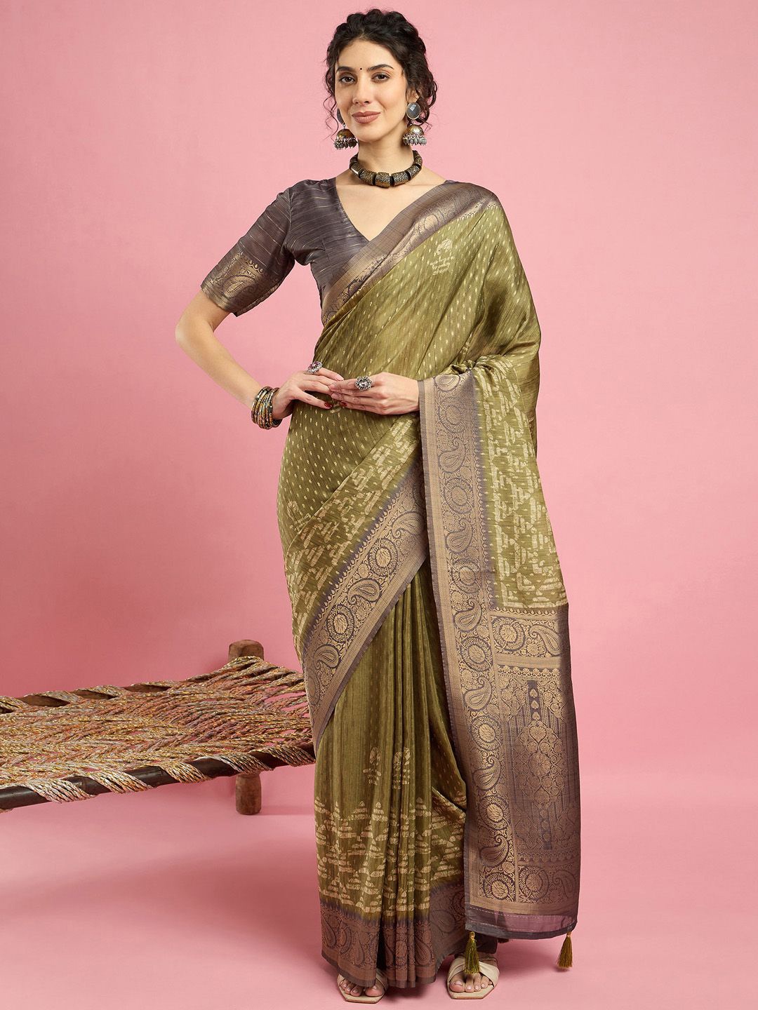 

Sangria Woven Design Sungudi Saree With Blouse Piece, Olive