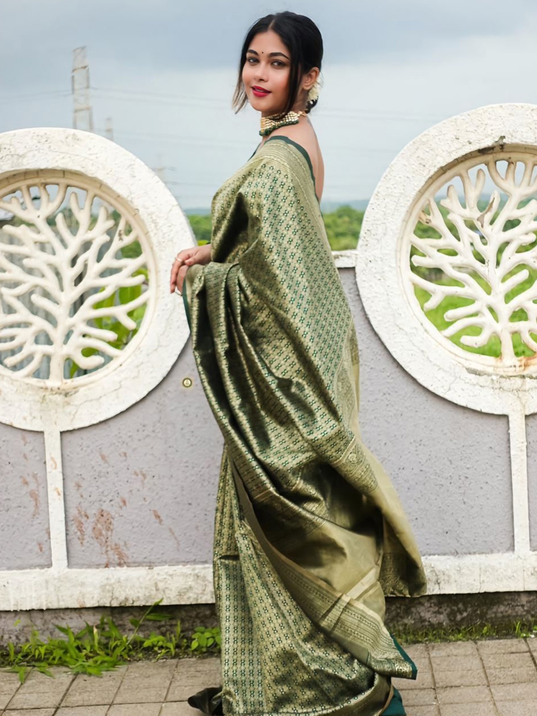 

choiceit Woven Design Zari Pure Silk Saree, Green