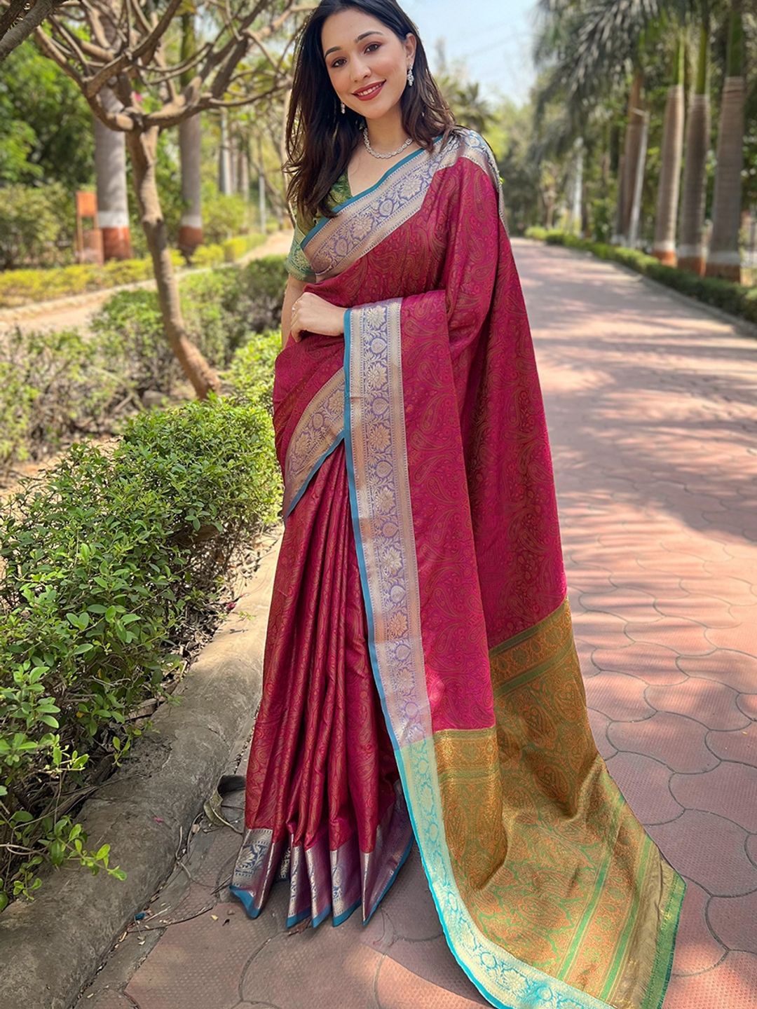 

Suha Woven Design Zari Art Silk Kanjeevaram Saree, Pink