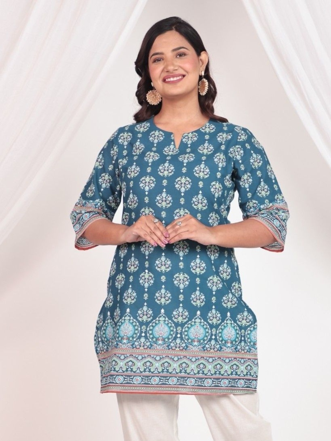 

Aramya Women Floral Printed Keyhole Neck Kurta, Blue