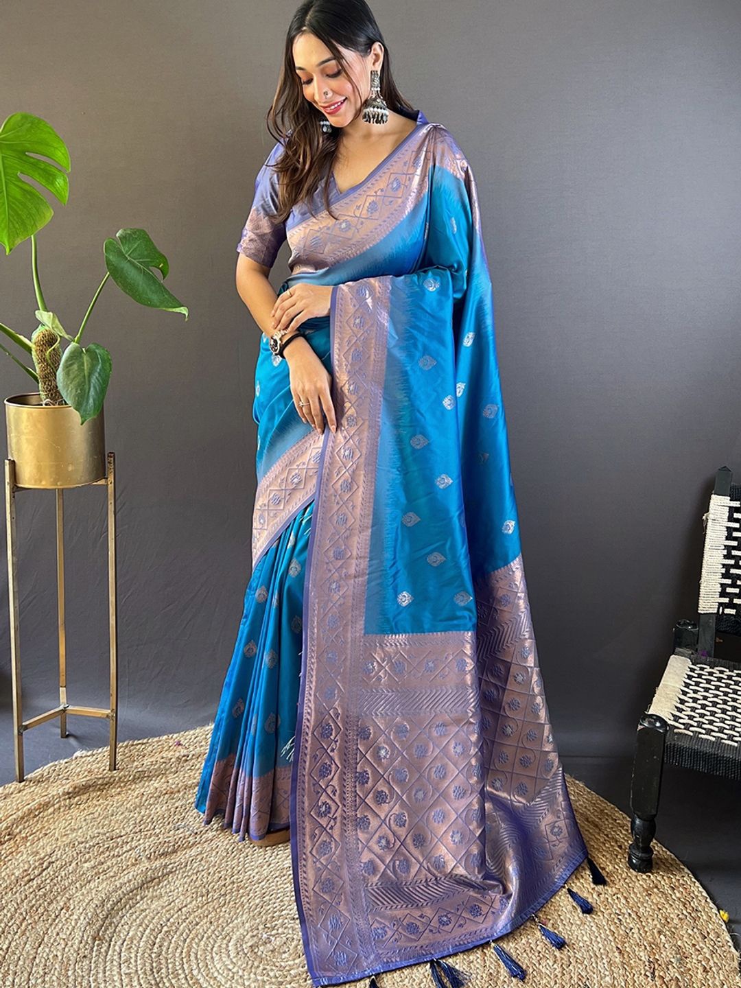 

Suha Woven Design Zari Art Silk Kanjeevaram Saree, Blue