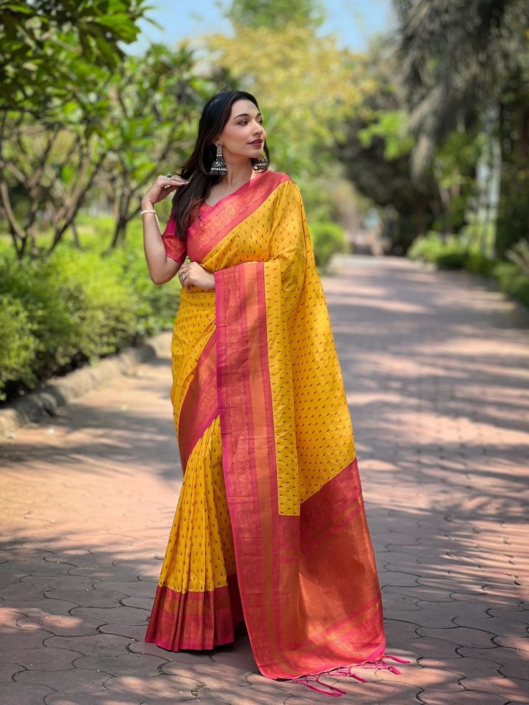 

Suha Art Silk Kanjeevaram Saree, Yellow