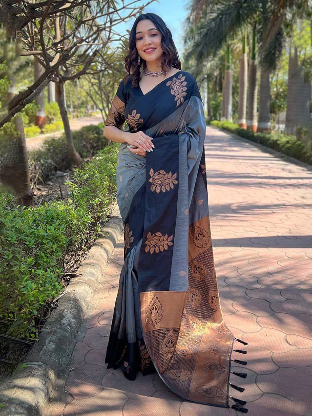 

Sitanjali Woven Design Zari Silk Blend Kanjeevaram Saree, Grey