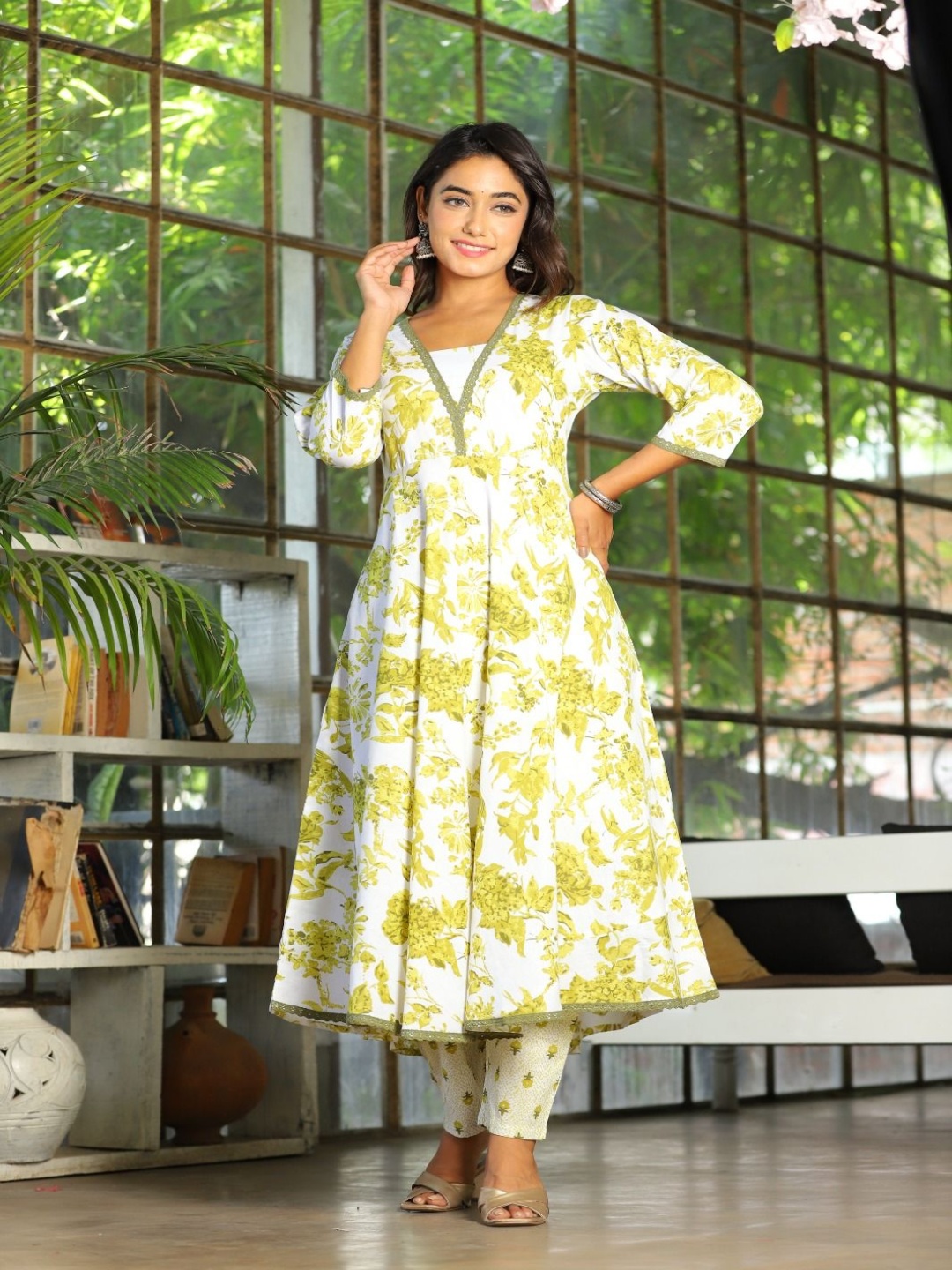 

ARANGETRAM Women Floral Printed Regular Kurta with Trousers, White