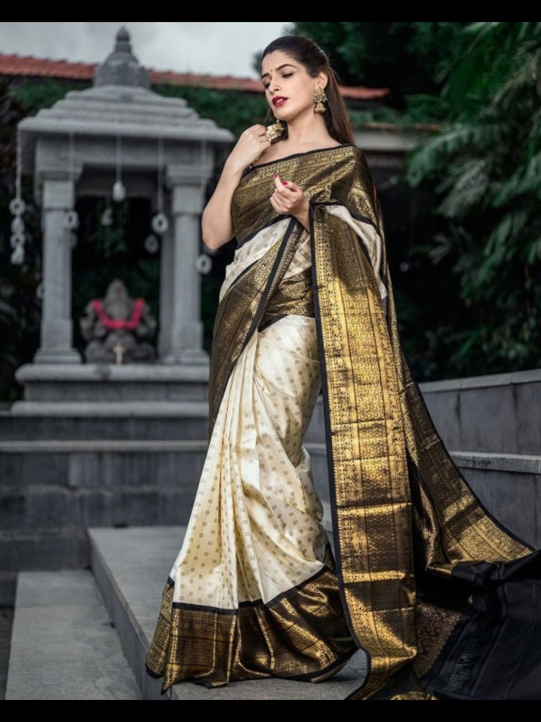 

Flosive Woven Design Zari Art Silk Banarasi Saree, White
