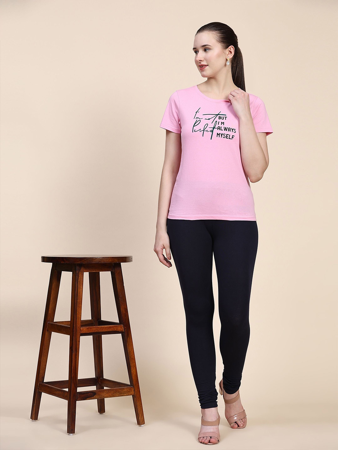 

Outflits Printed Round Neck T-Shirts With Leggings, Pink