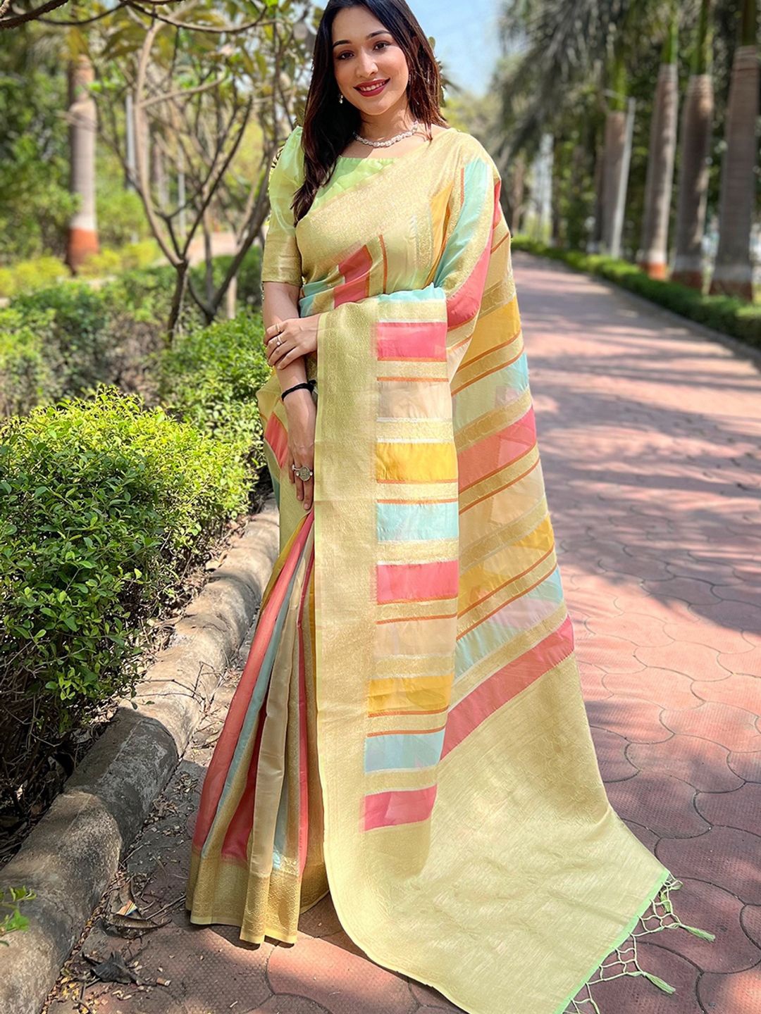 

Suha Woven Design Zari Art Silk Kanjeevaram Saree, Green
