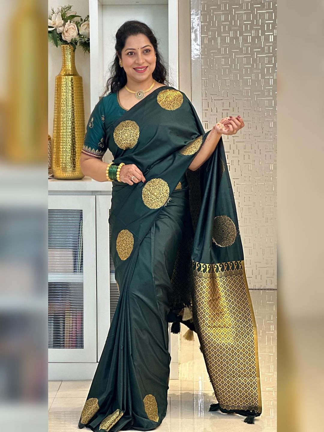 

DIVASTRI Woven Design Zari Pure Silk Kanjeevaram Saree, Green