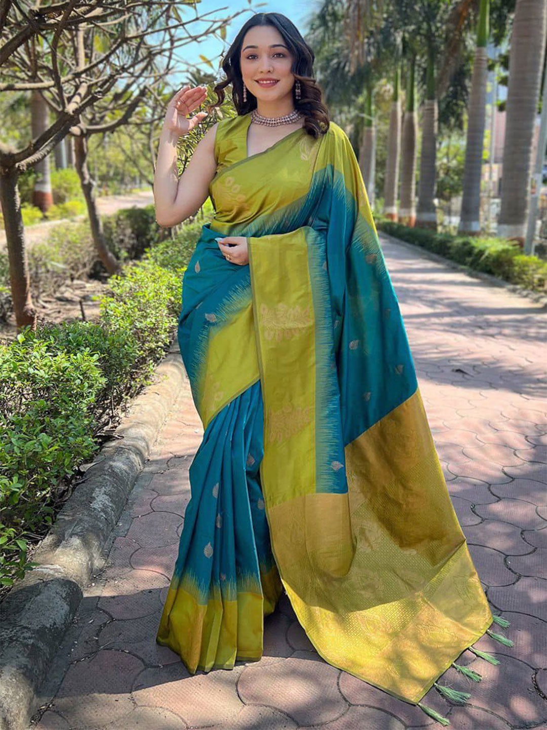 

Sanwariya Silk Woven Design Zari Silk Blend Kanjeevaram Saree, Teal