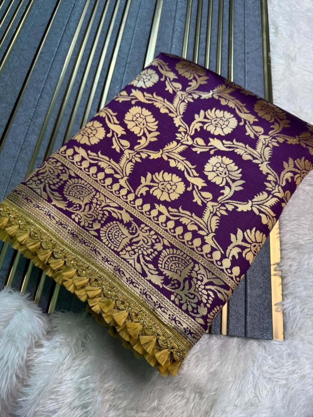 

DIVASTRI Woven Design Zari Silk Blend Kanjeevaram Saree, Magenta